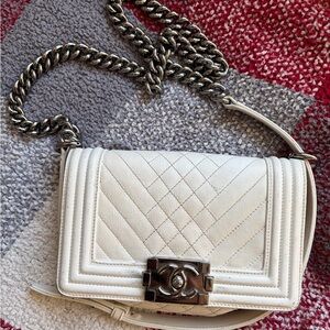 CHANEL White Quilted Crossbody Bag with Silver Chain